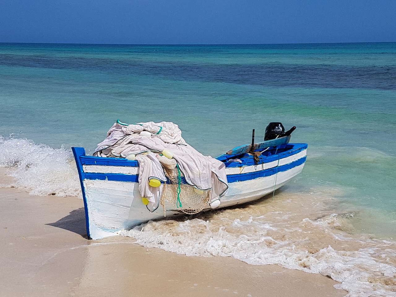 Łódź rybacka na plaży Djerba puzzle online