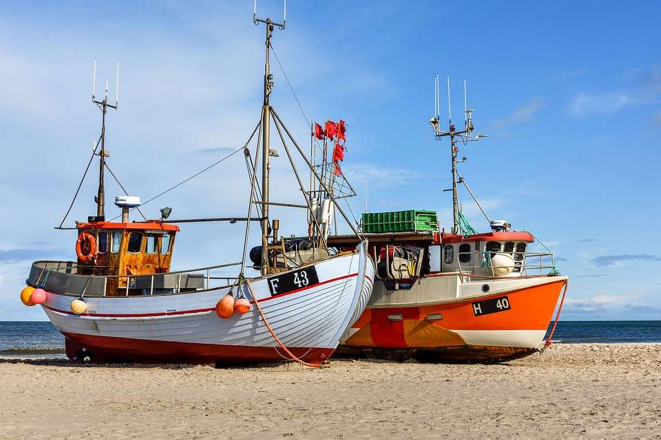 Łodzie rybackie na piaszczystej plaży puzzle online