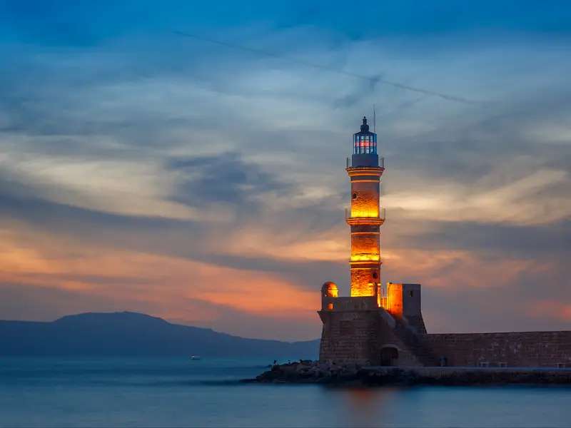 Wieczorem oświetlona latarnia morska nad morzem puzzle online
