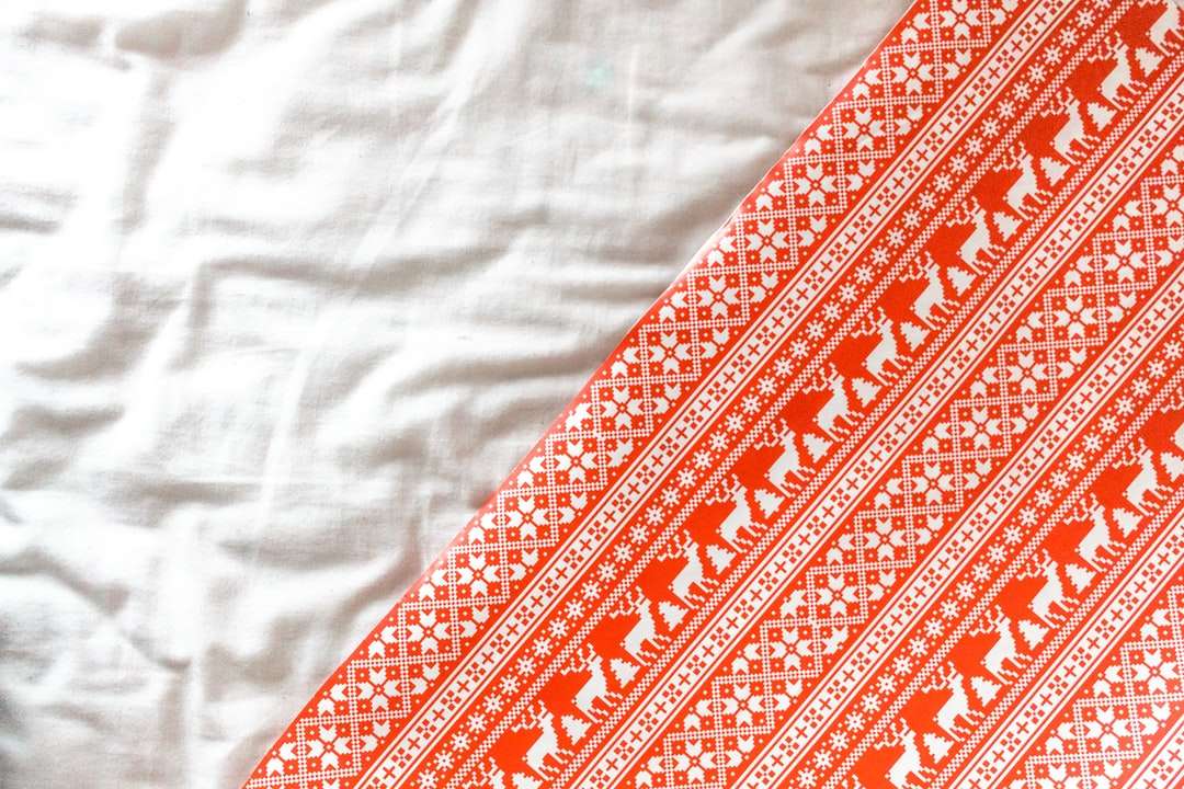 czerwono-biała kwiecista tkanina puzzle online