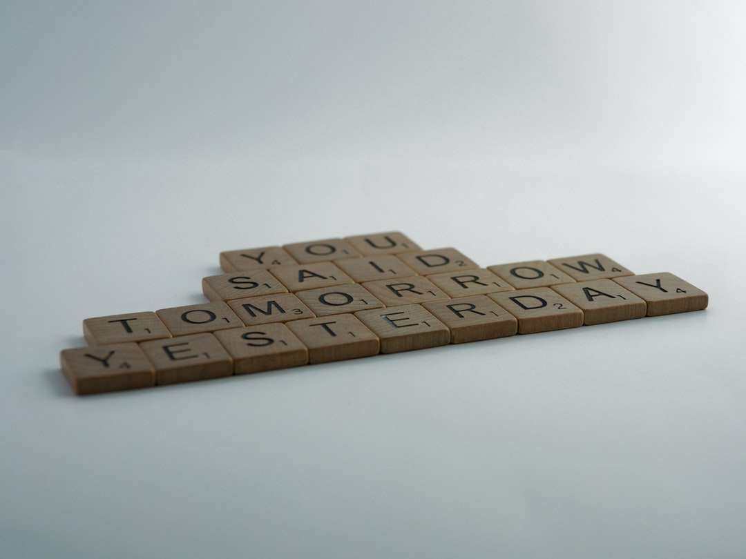 brązowe drewniane klocki na białym stole puzzle online