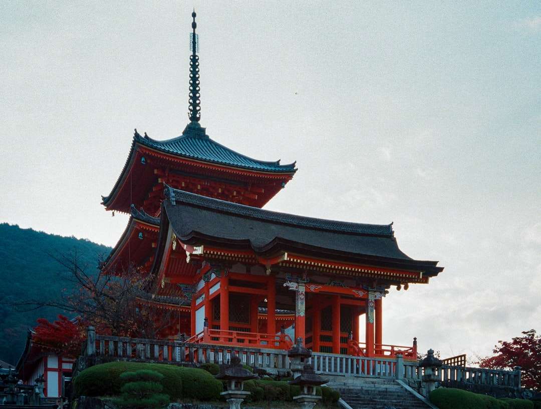 czerwona i czarna świątynia pod białym niebem w ciągu dnia puzzle online