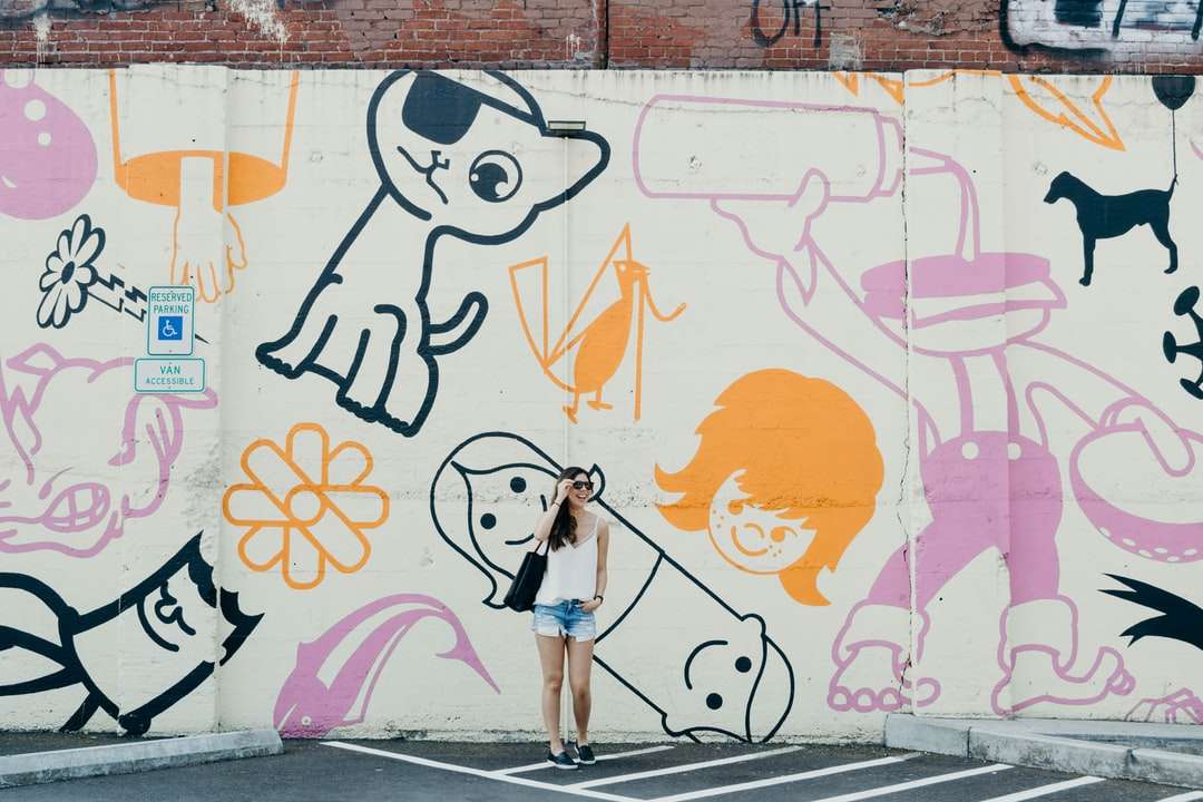 szczery fotografia kobiety stojącej na ścianie graffiti puzzle online