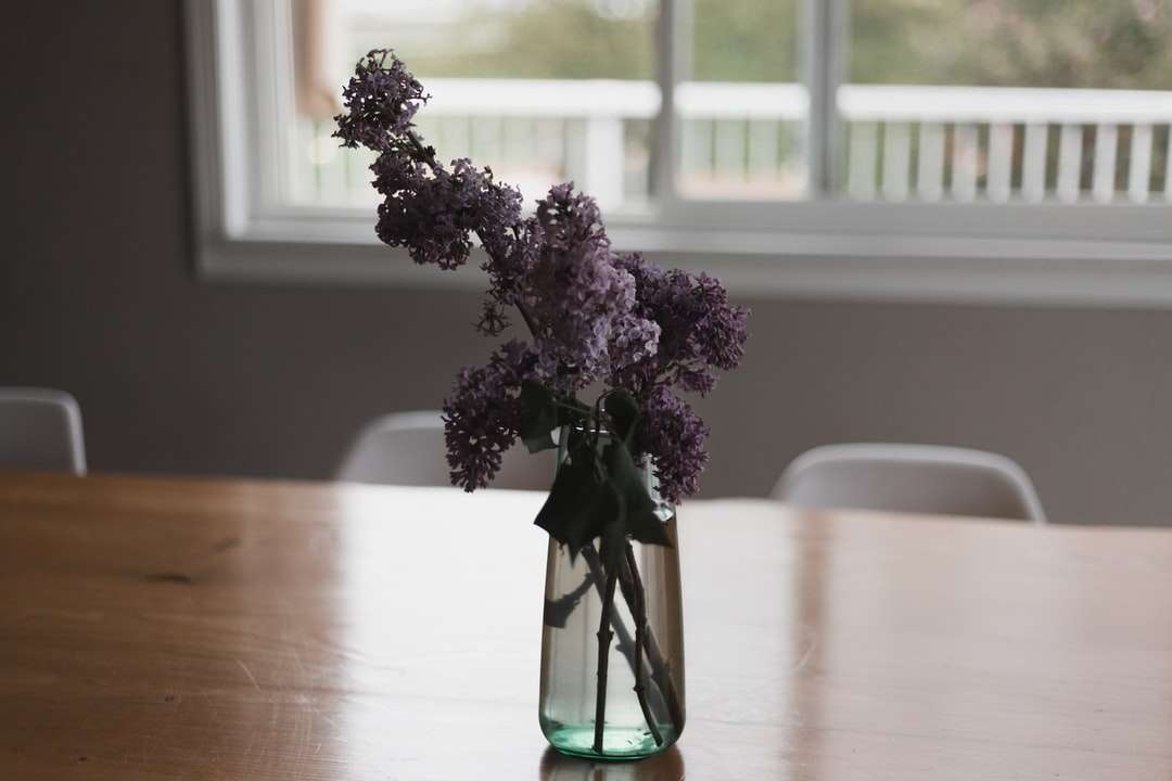 fioletowe kwiaty w zielonym szklanym wazonie na stole puzzle online
