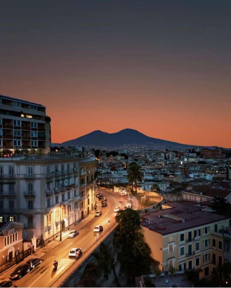 wschód słońca w mieście Neapol we Włoszech puzzle online