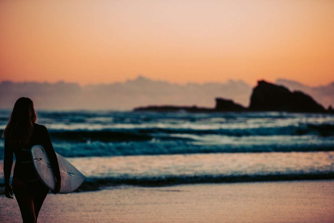 biały i brązowy namiot plażowy na plaży podczas zachodu słońca puzzle online
