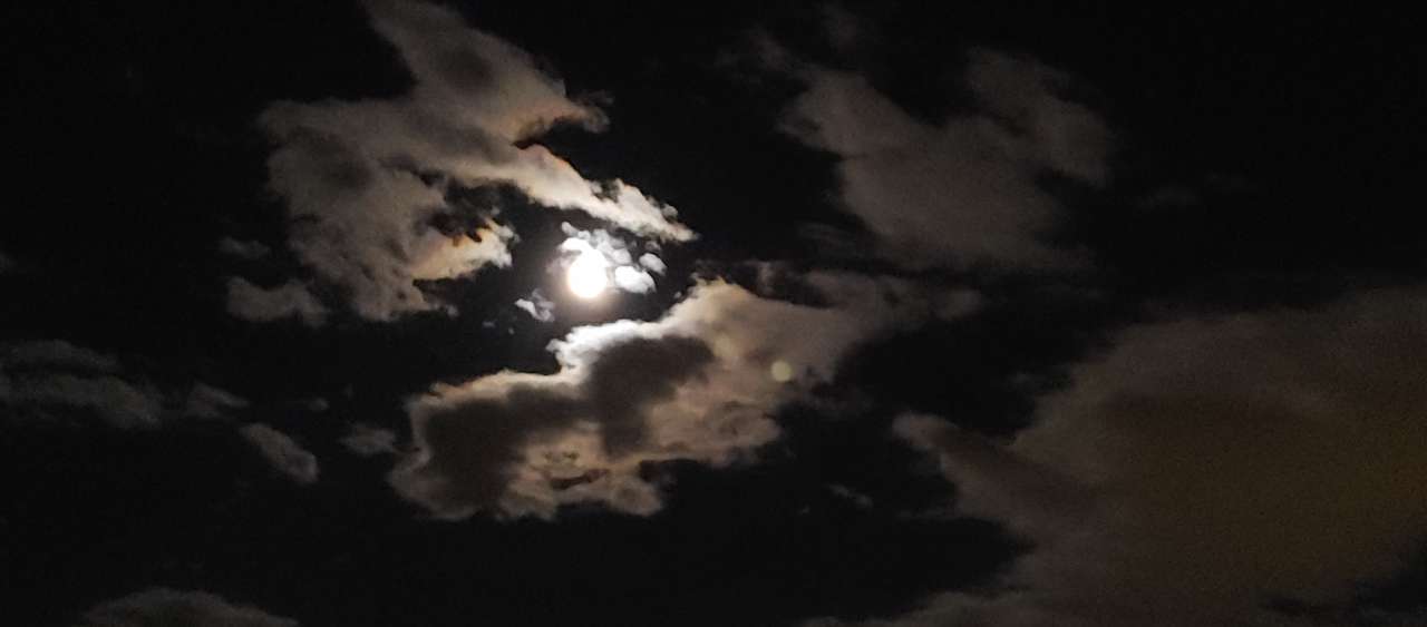 Maan in de wolken legpuzzel