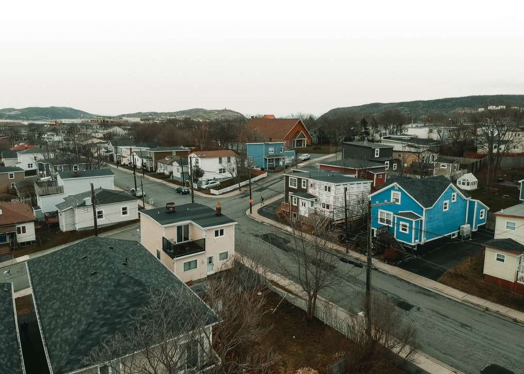 biało-niebieskie domy na wzgórzu puzzle online