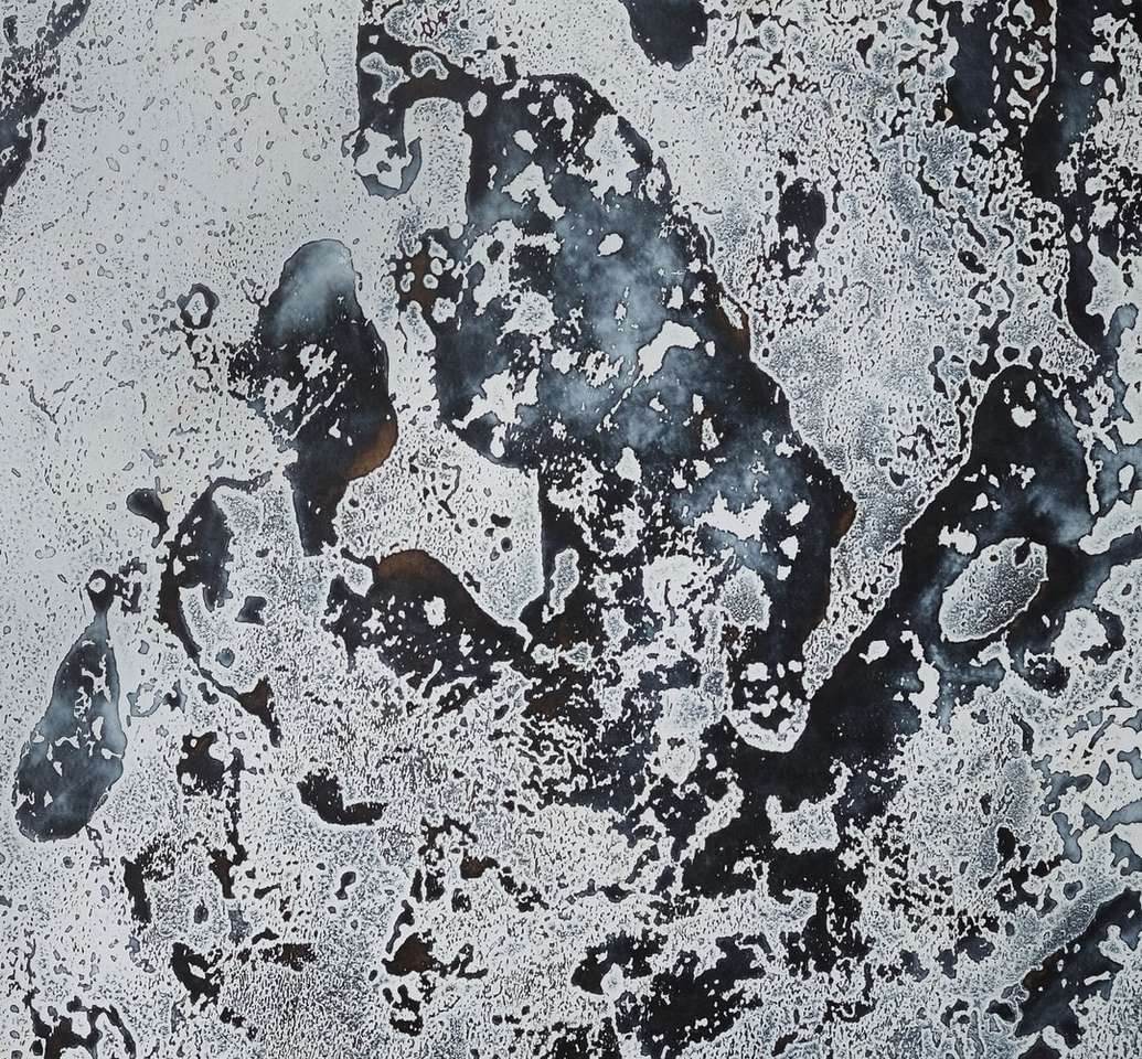 białe i czarne kamienie na białym piasku puzzle online