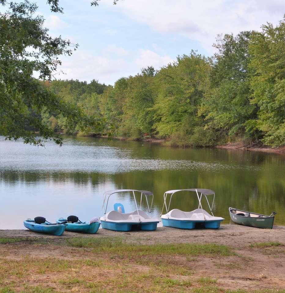 niebiesko-biała łódź na jeziorze w ciągu dnia puzzle online