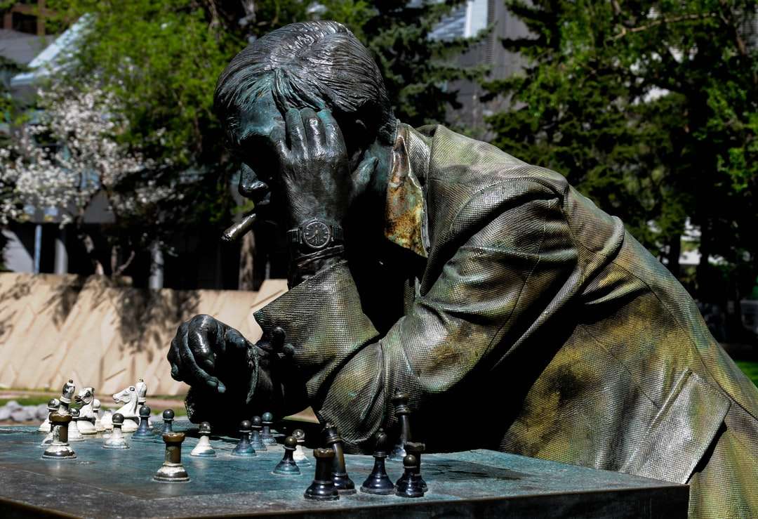 człowiek w brązowej kurtce posągu puzzle online