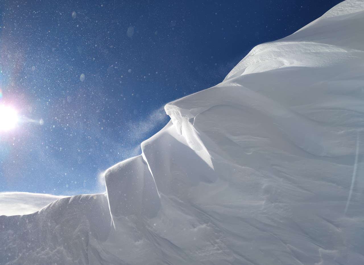 Śnieżny gigant leżący na słońcu. puzzle online