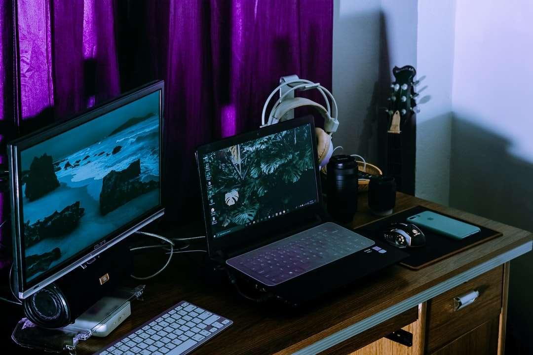 czarny laptop na brązowym drewnianym stole puzzle online