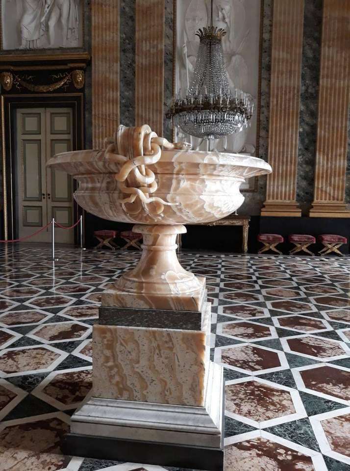 kubek alabastrowy Royal Palace of Caserta we Włoszech puzzle online