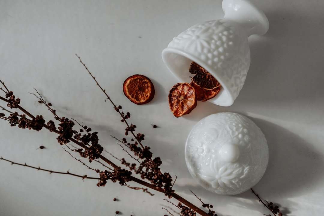 biały ceramiczny wazon na białej powierzchni puzzle online