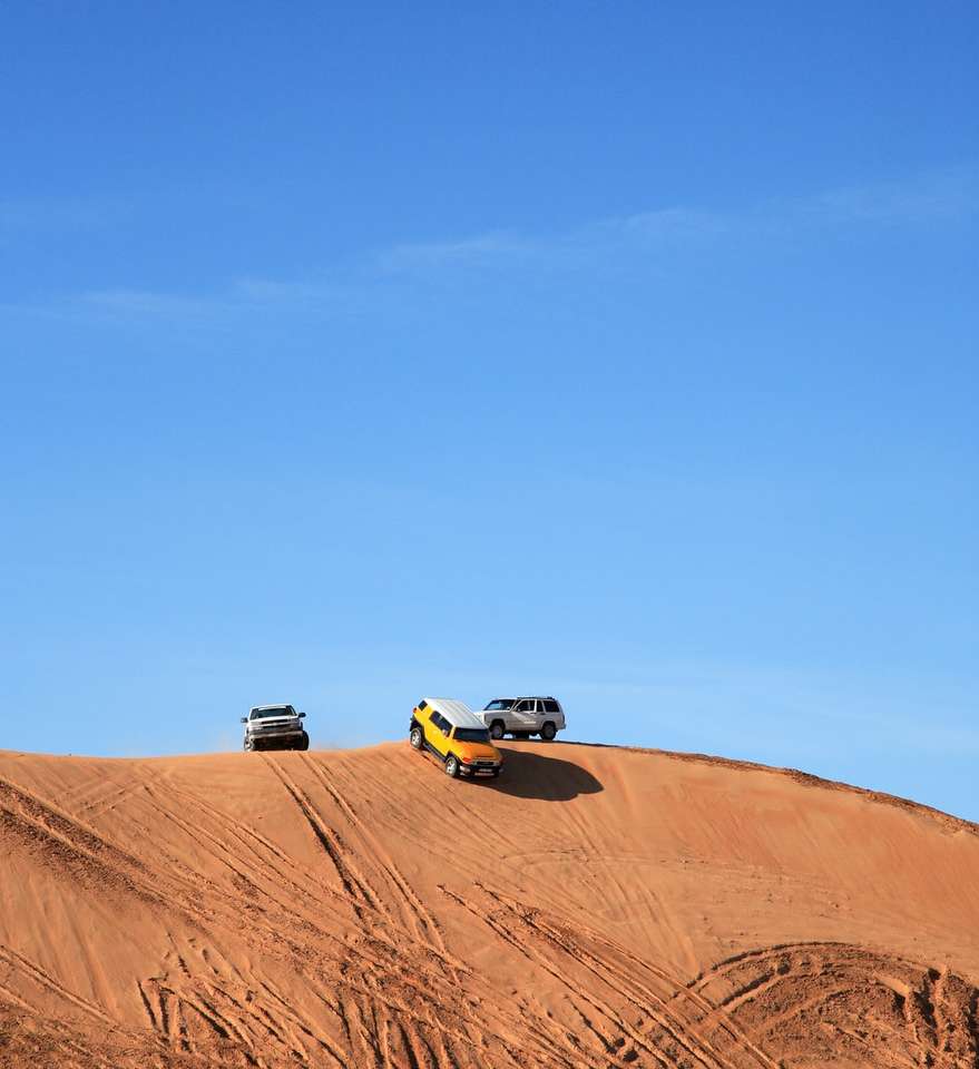 żółty i czarny samochód na pustyni puzzle online