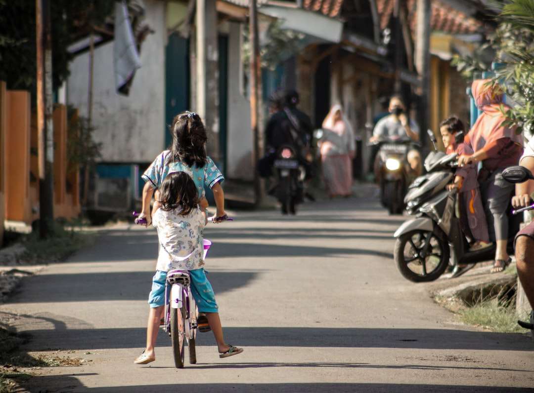 dziewczyna w niebiesko-białej sukni, jazda na rowerze na drodze puzzle online