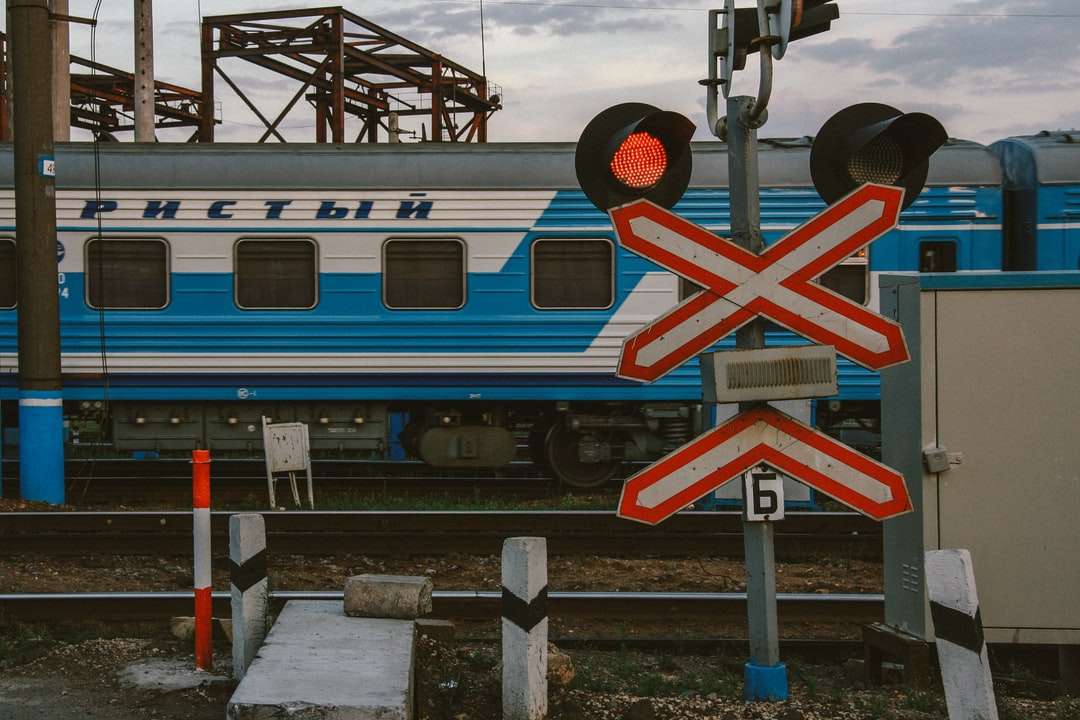 niebieski i czerwony pociąg na torach kolejowych puzzle online
