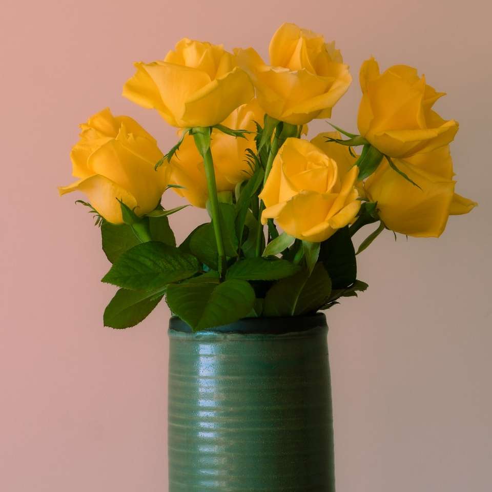 żółte róże w niebieskim wazonie ceramicznym puzzle online