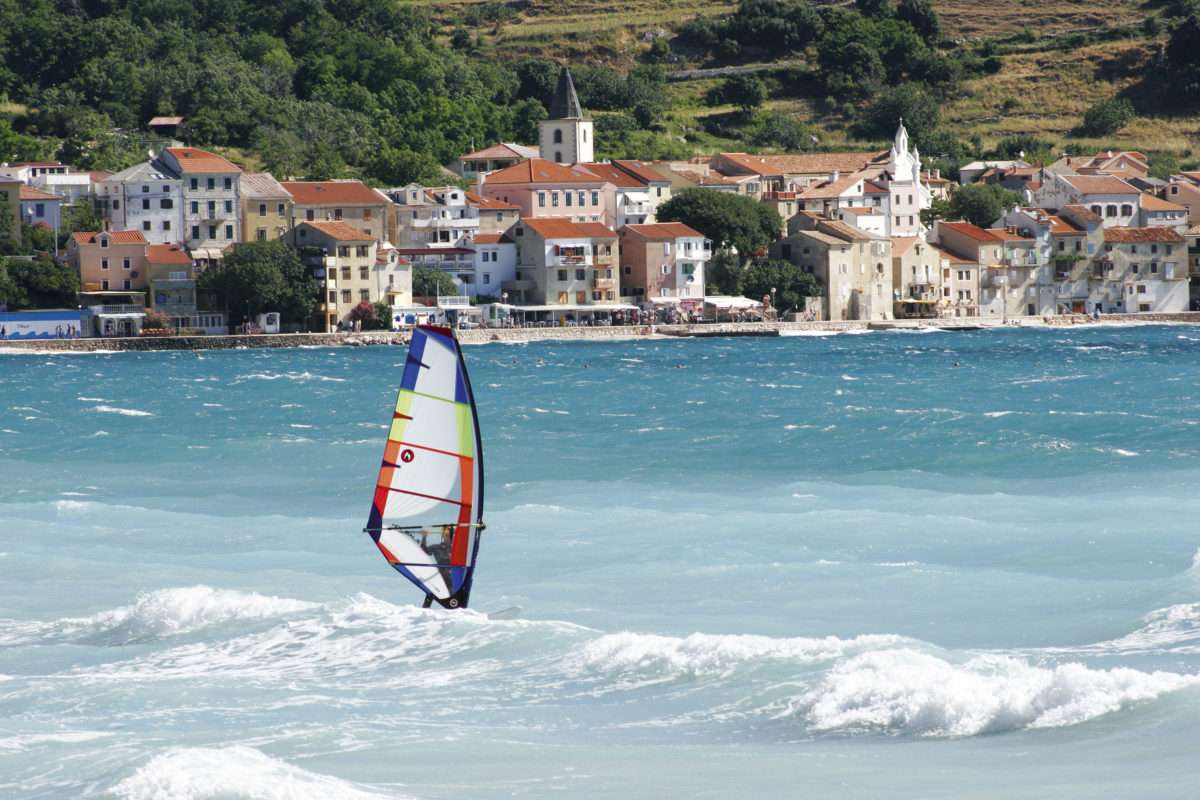 Surfer przed wyspą Krk w Chorwacji puzzle online