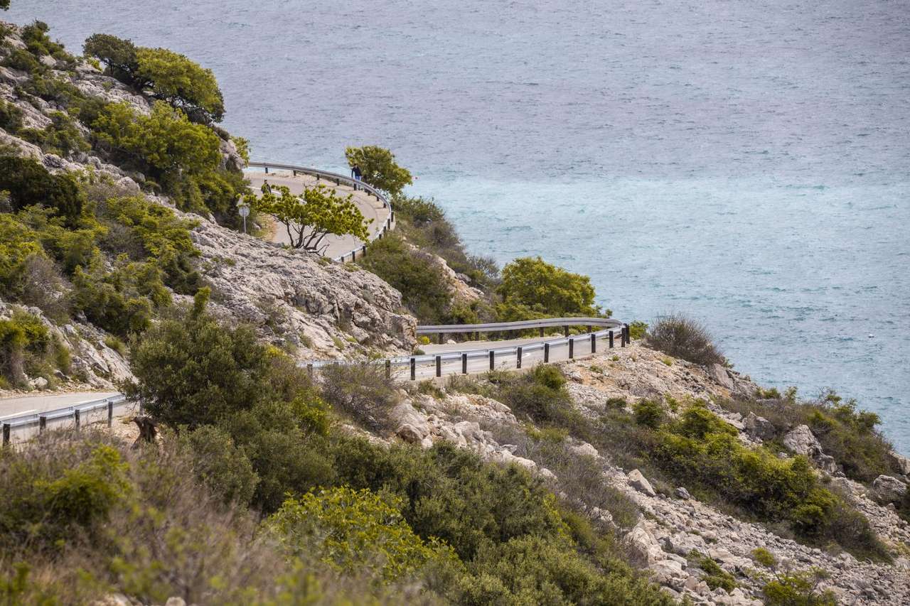 Droga przybrzeżna na wyspie Krk w Chorwacji puzzle online