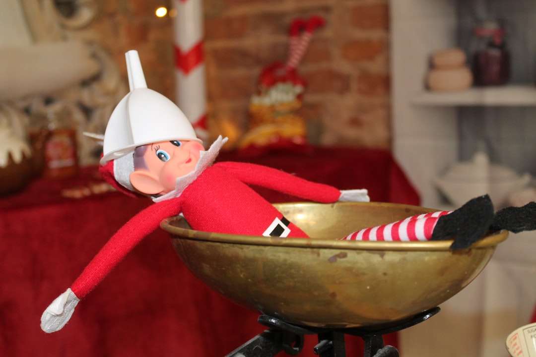 dziecko w czerwonym i białym santa hat na brązowej drewnianej misce puzzle online