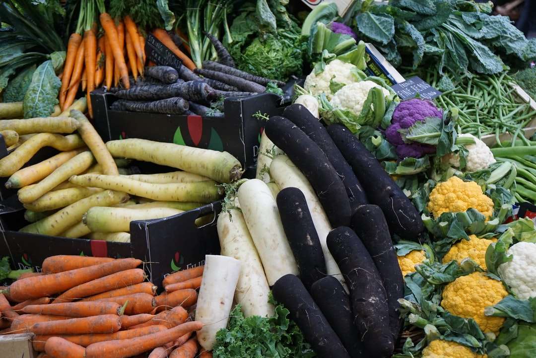 zielone i pomarańczowe warzywa na czarnym plastikowym pojemniku puzzle online