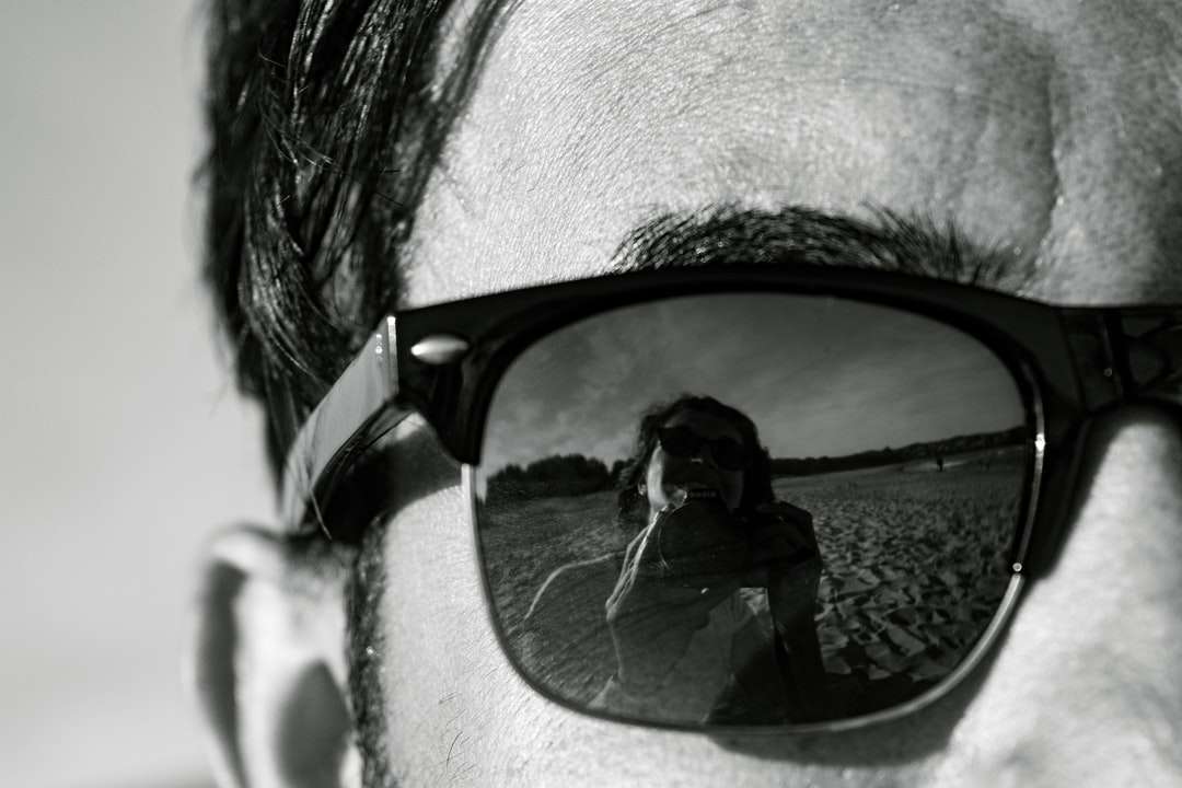 mężczyzna ubrany w czarne okulary przeciwsłoneczne w ramce puzzle online
