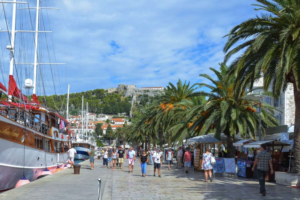 Promenada portowa na wyspie Hvar Chorwacja puzzle online