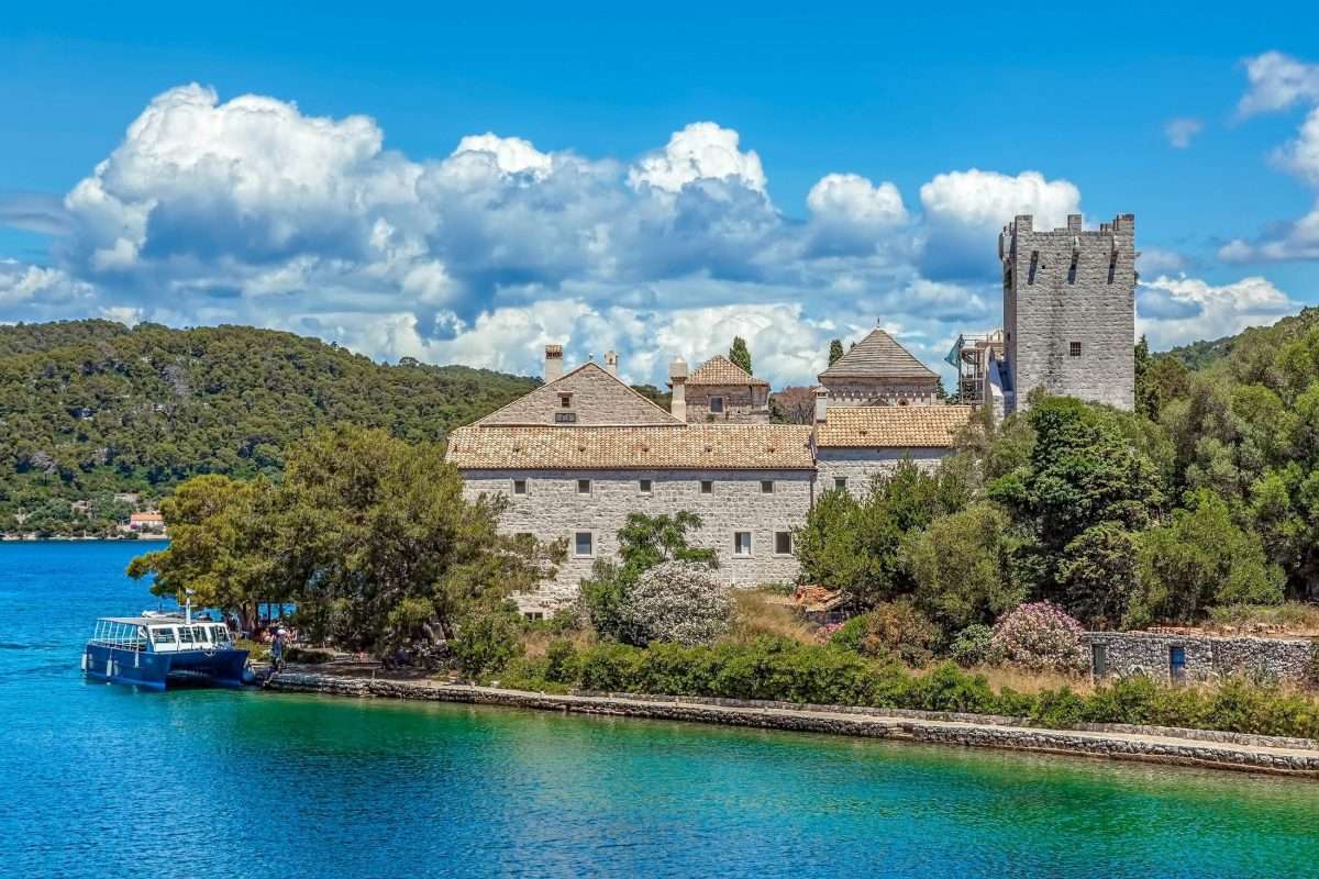 Kompleks klasztorny na wyspie Mljet w Chorwacji puzzle online