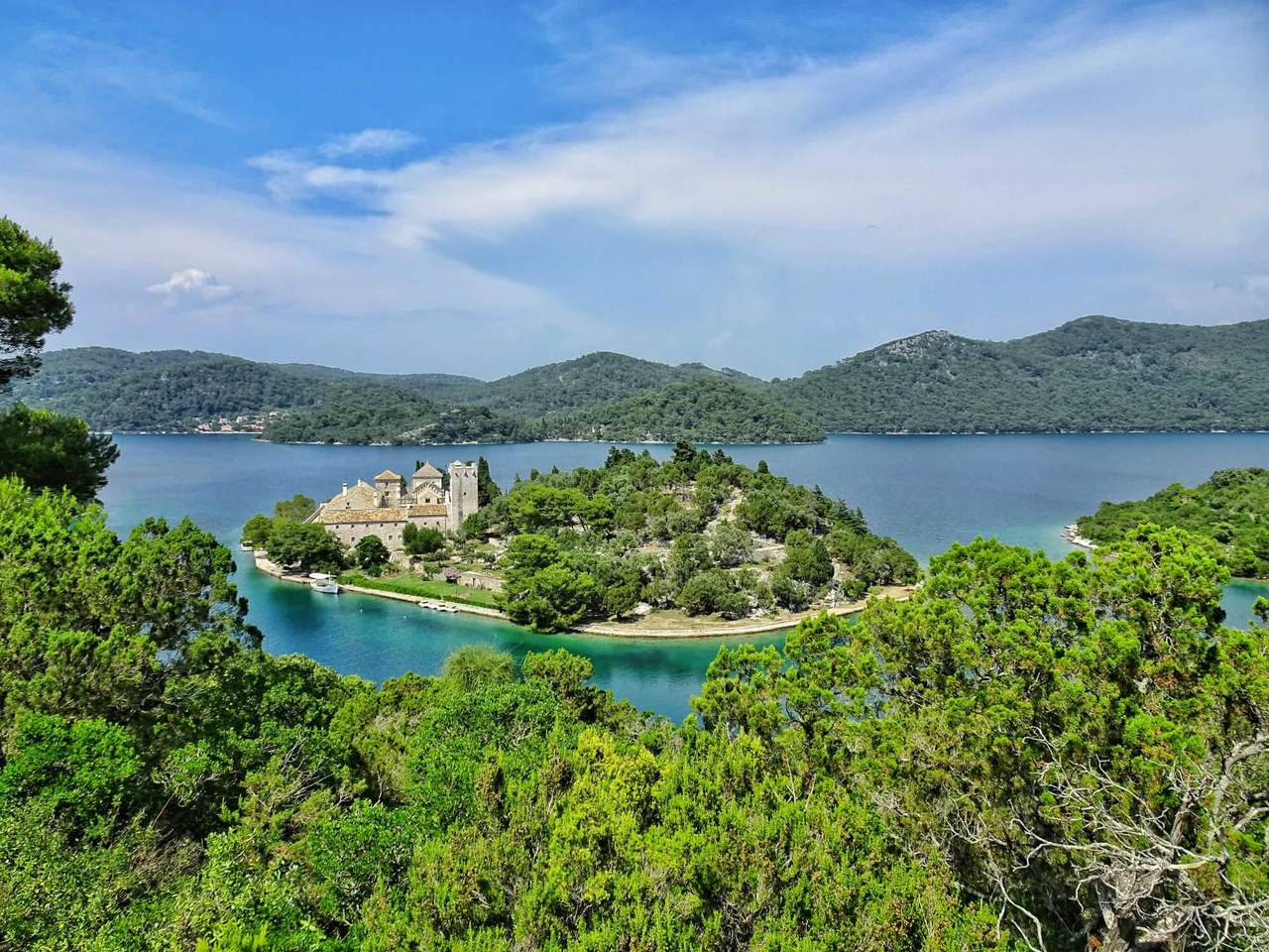 Kompleks klasztorny na wyspie Mljet w Chorwacji puzzle online