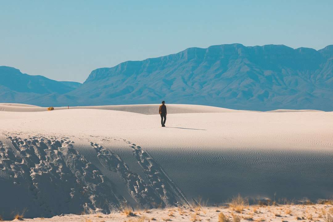 osoba spacerująca po pustyni w ciągu dnia puzzle online