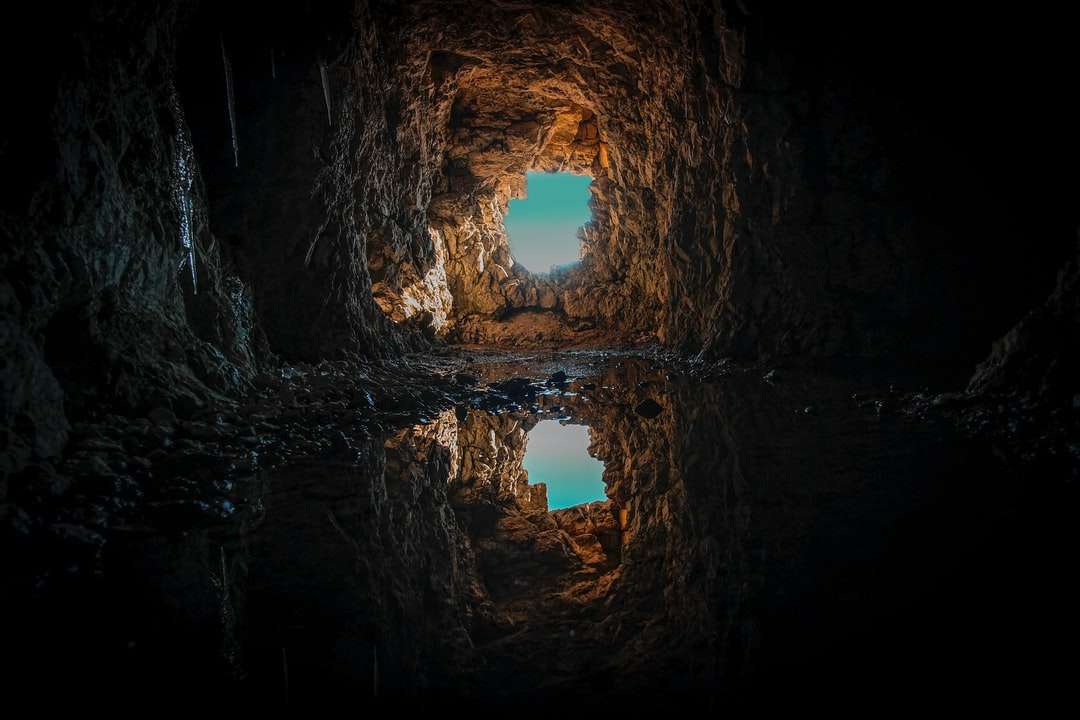 tunel z brązowego betonu w ciągu dnia puzzle online