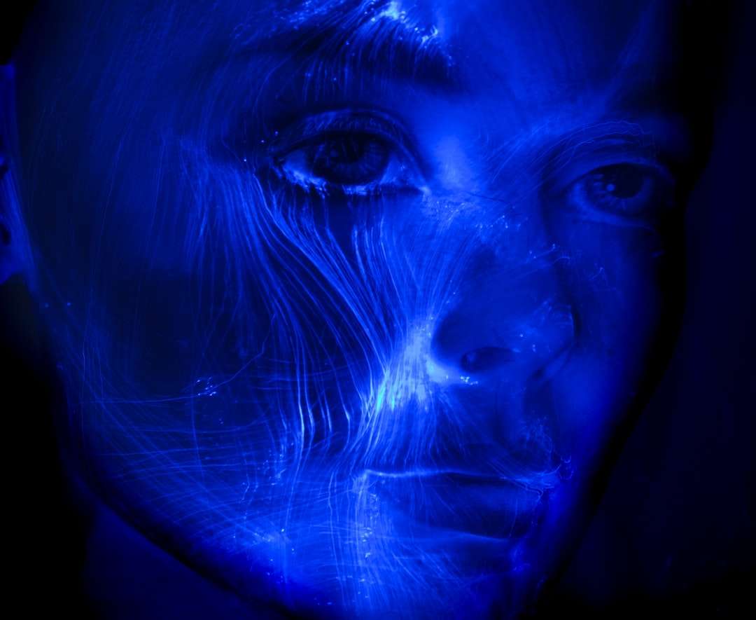 twarz kobiety z niebieskim światłem puzzle online