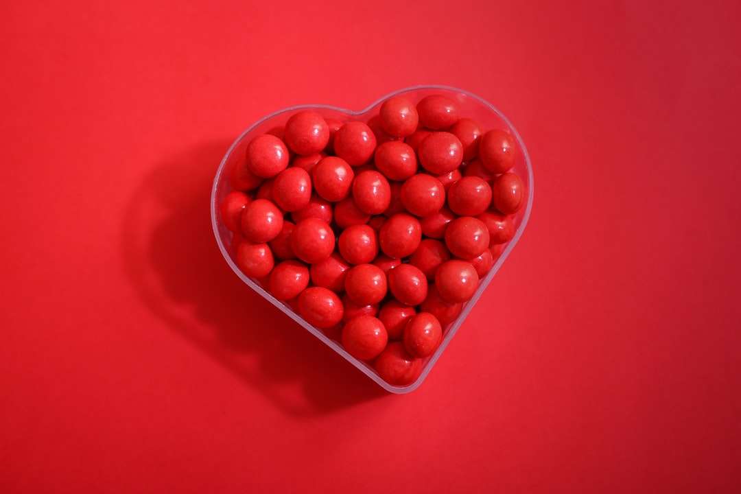 czerwone okrągłe owoce na czerwonym plastikowym pojemniku puzzle online