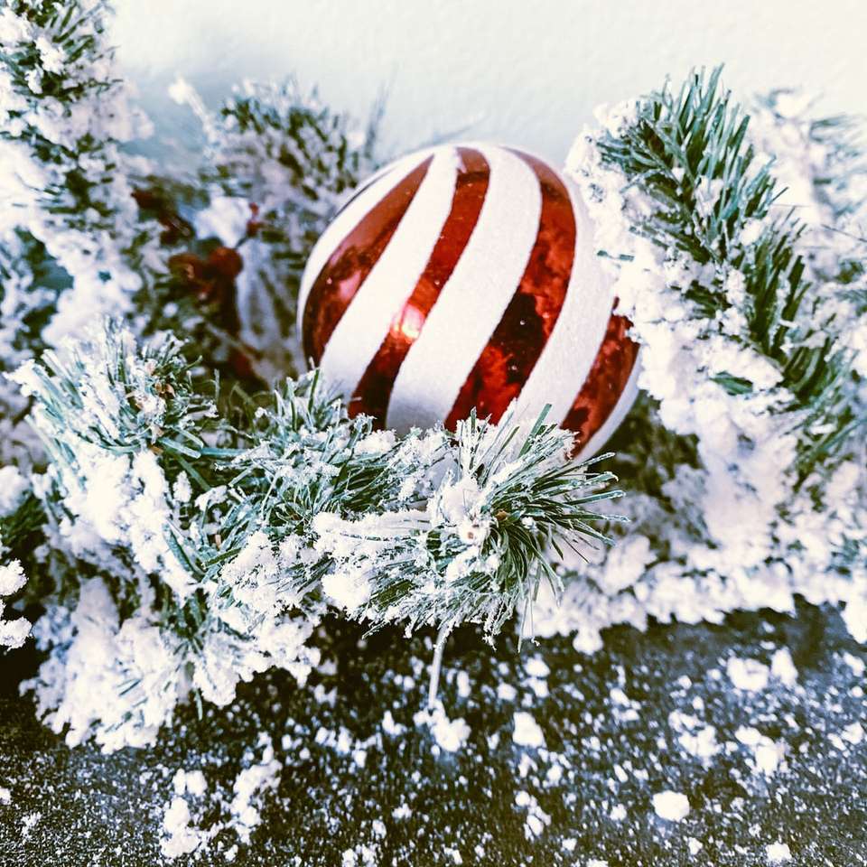 red and white striped christmas bauble online puzzle