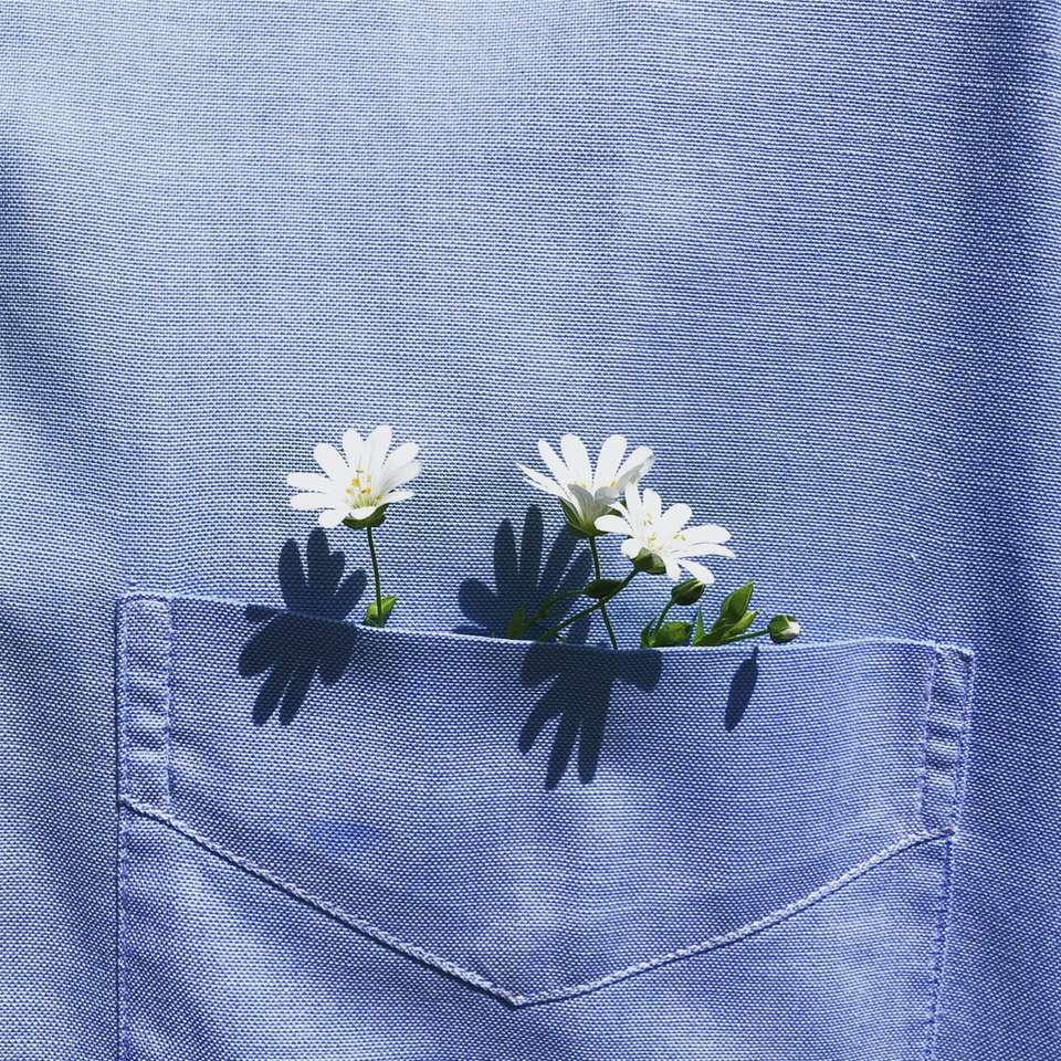 biały i żółty kwiat na niebieskim jeansowym materiale puzzle online