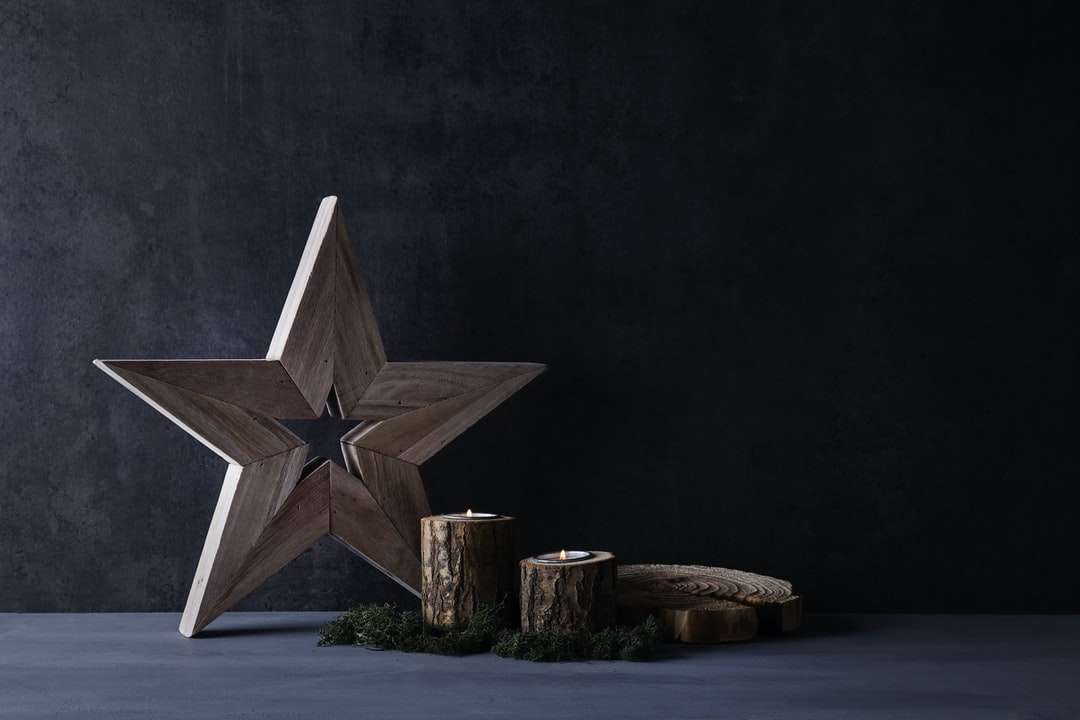 brązowy ornament gwiazda na brązowym drewnianym stole puzzle online