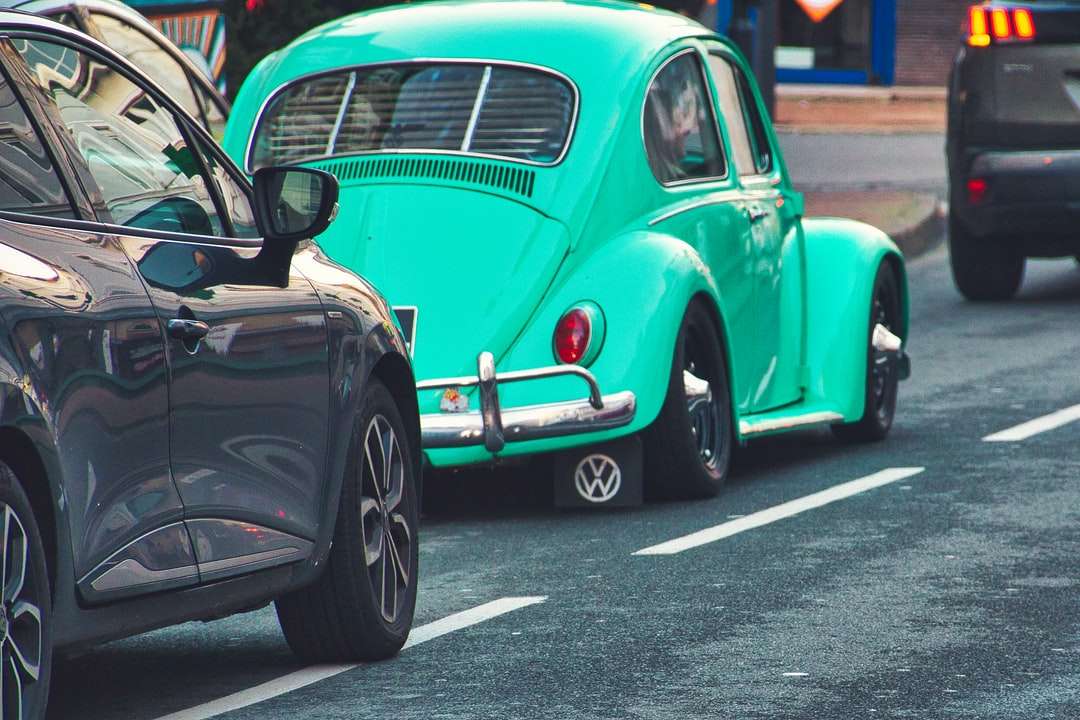 zielony volkswagen beetle na drodze w ciągu dnia puzzle online