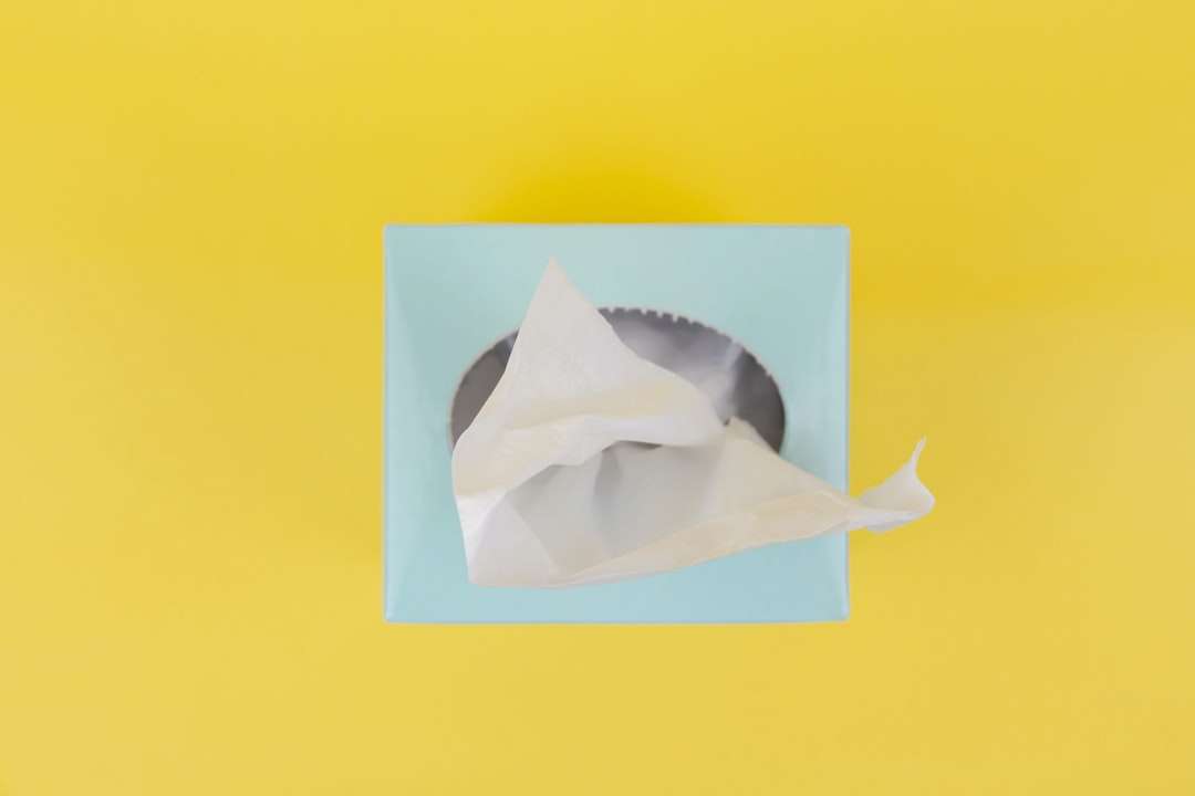 biała łódź papierowa na żółtej powierzchni puzzle online