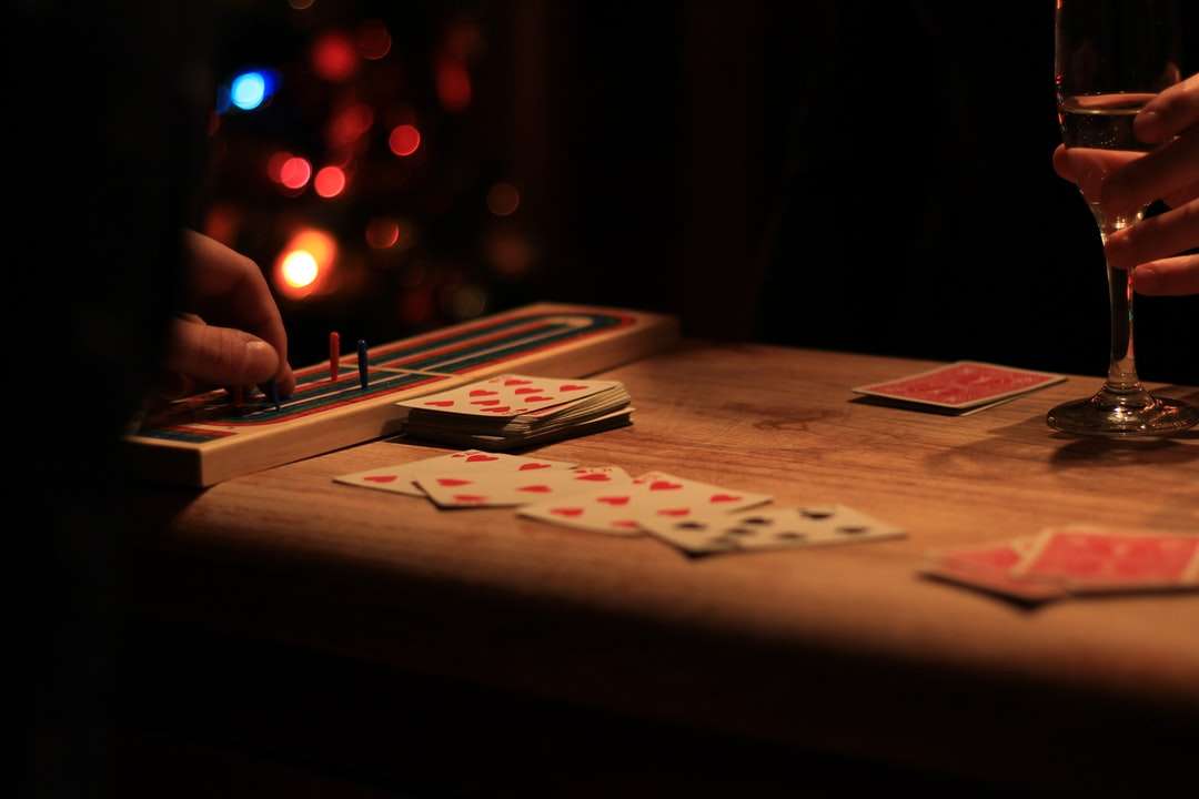 karty do gry na brązowym drewnianym stole puzzle online