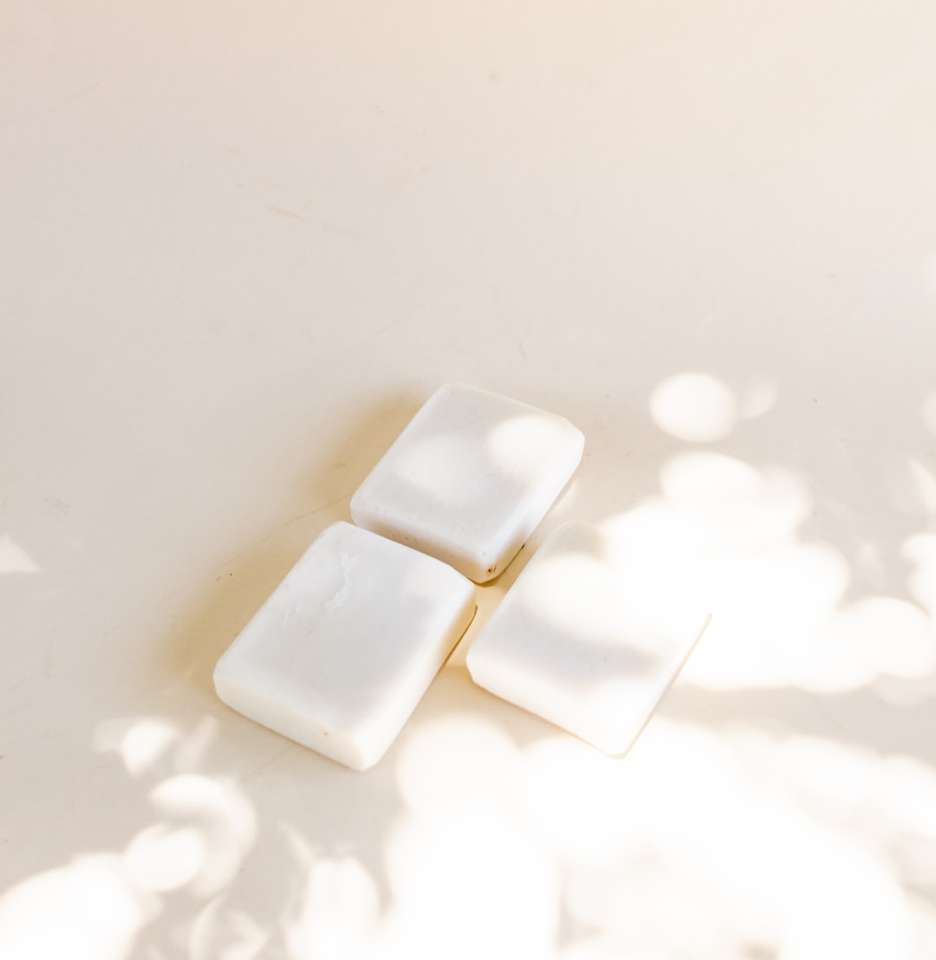 biała kostka mydła na białej powierzchni puzzle online