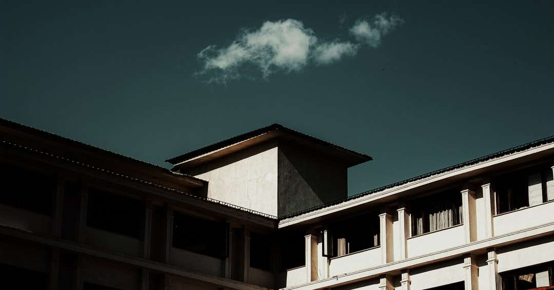 brązowy i biały betonowy budynek pod błękitnym niebem puzzle online