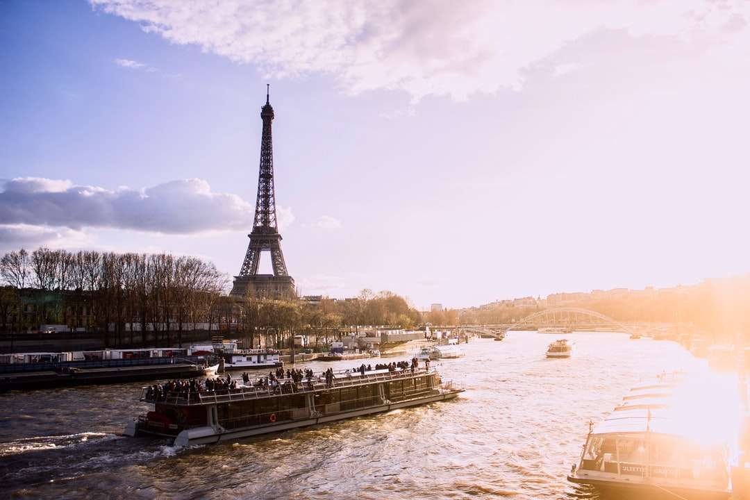 Turnul Eiffel lângă corpul de apă în timpul zilei puzzle