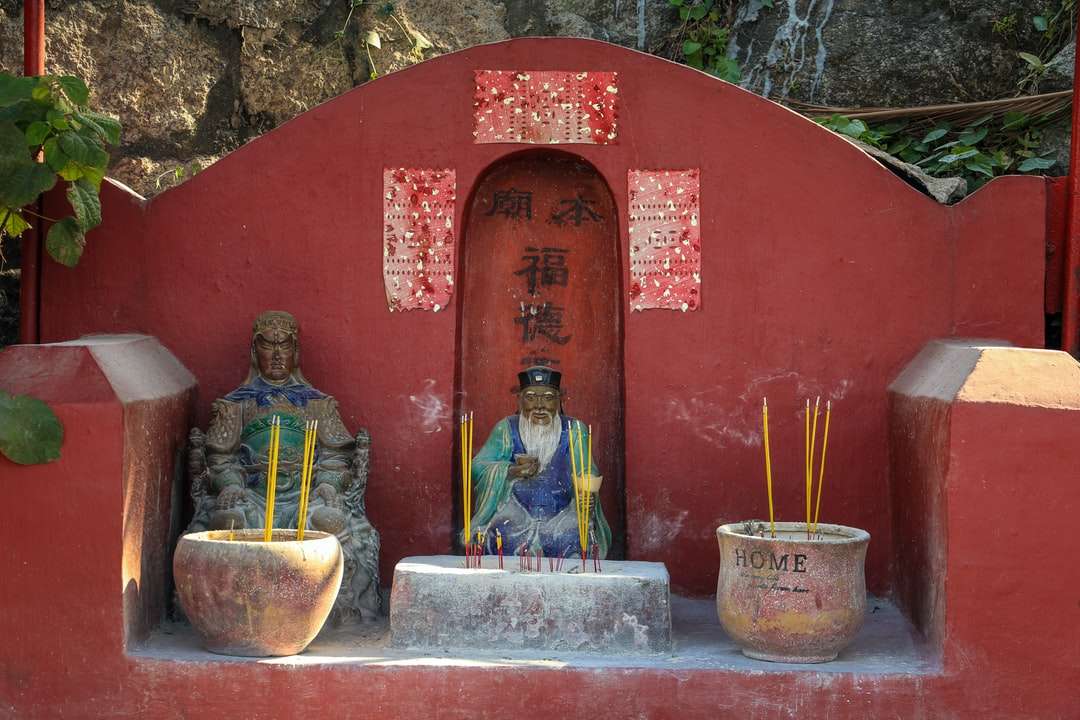hinduisk gudstaty nära den röda väggen pussel