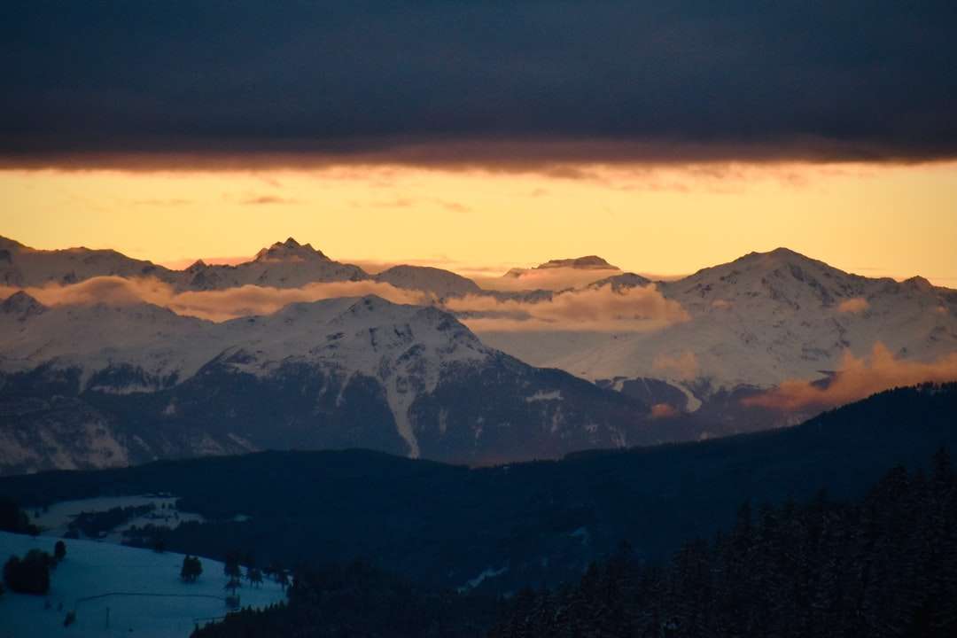 besneeuwde bergen tijdens zonsondergang legpuzzel