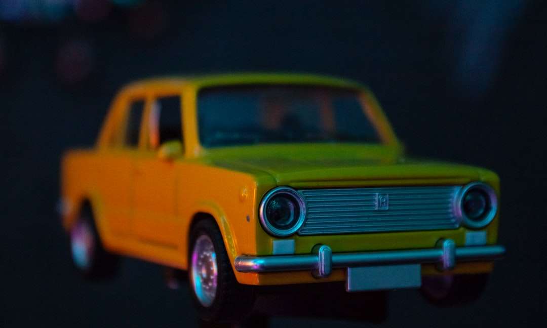 żółty i zielony samochód zabytkowy puzzle online