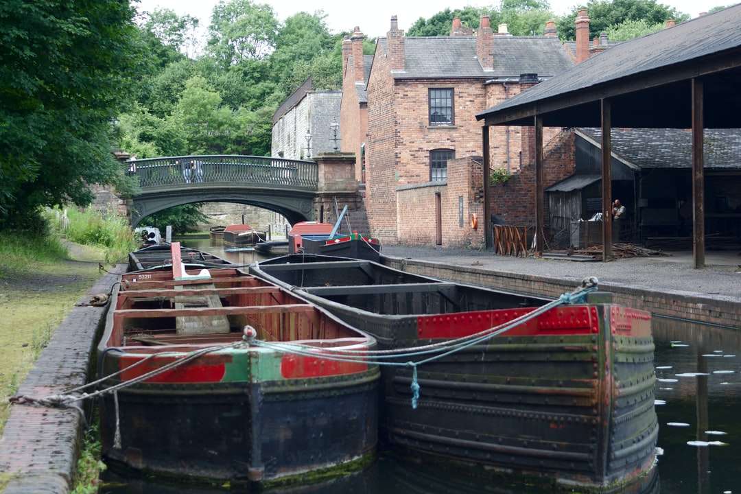 zielony i brązowy drewniana łódź na rzece w ciągu dnia puzzle online