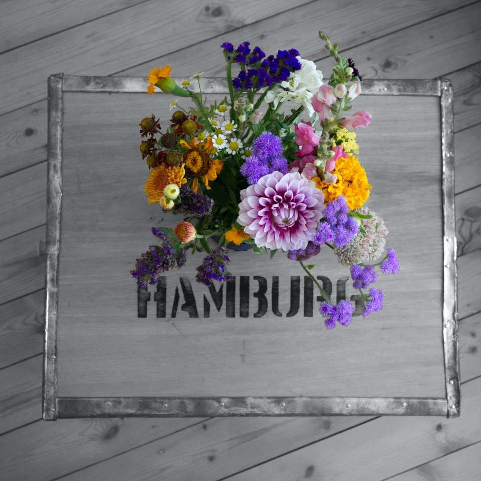 fioletowe i różowe kwiaty na szarej drewnianej desce puzzle online