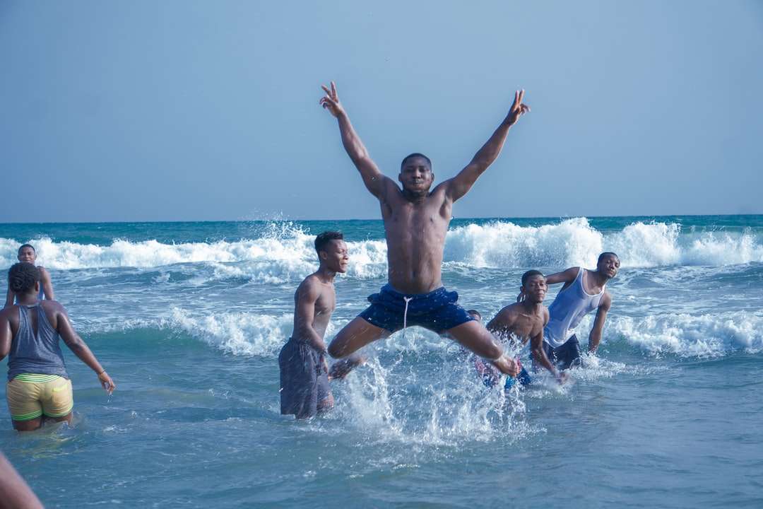 mężczyzna w niebieskich spodenkach, skoki na wodzie w ciągu dnia puzzle online